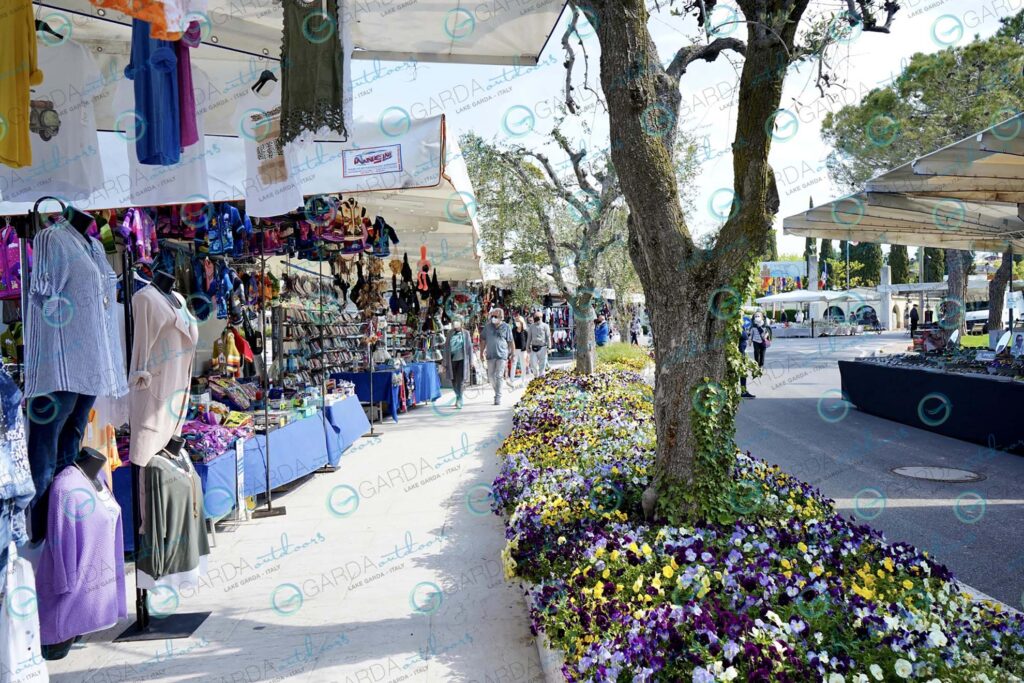 Lazise – market and flowers