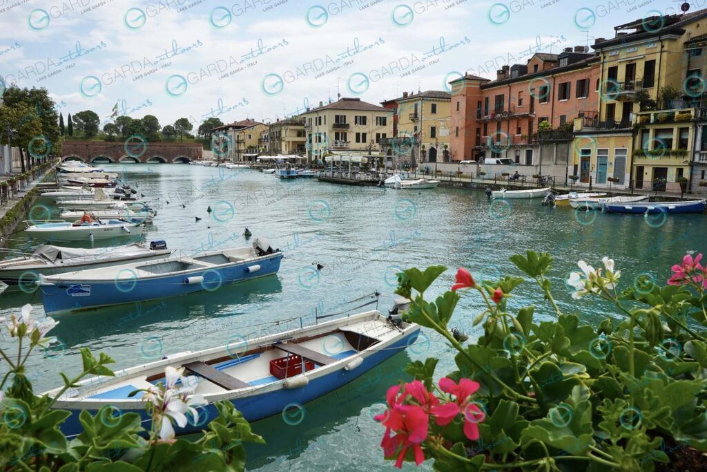 Peschiera – boat and flowers