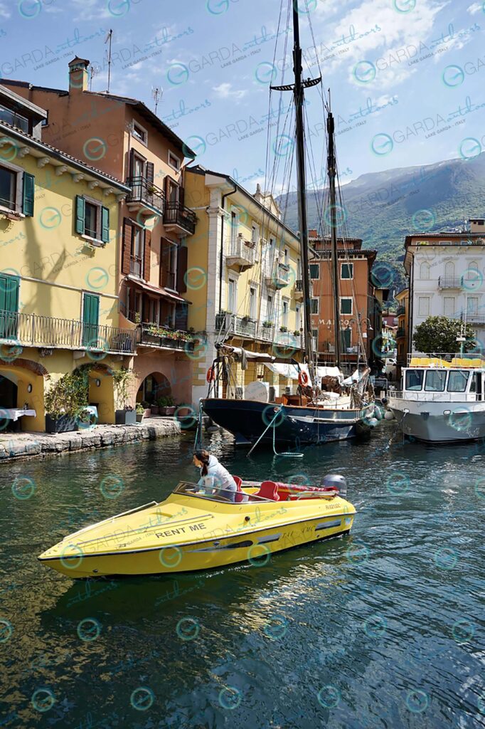 Malcesine – yellow motorboat