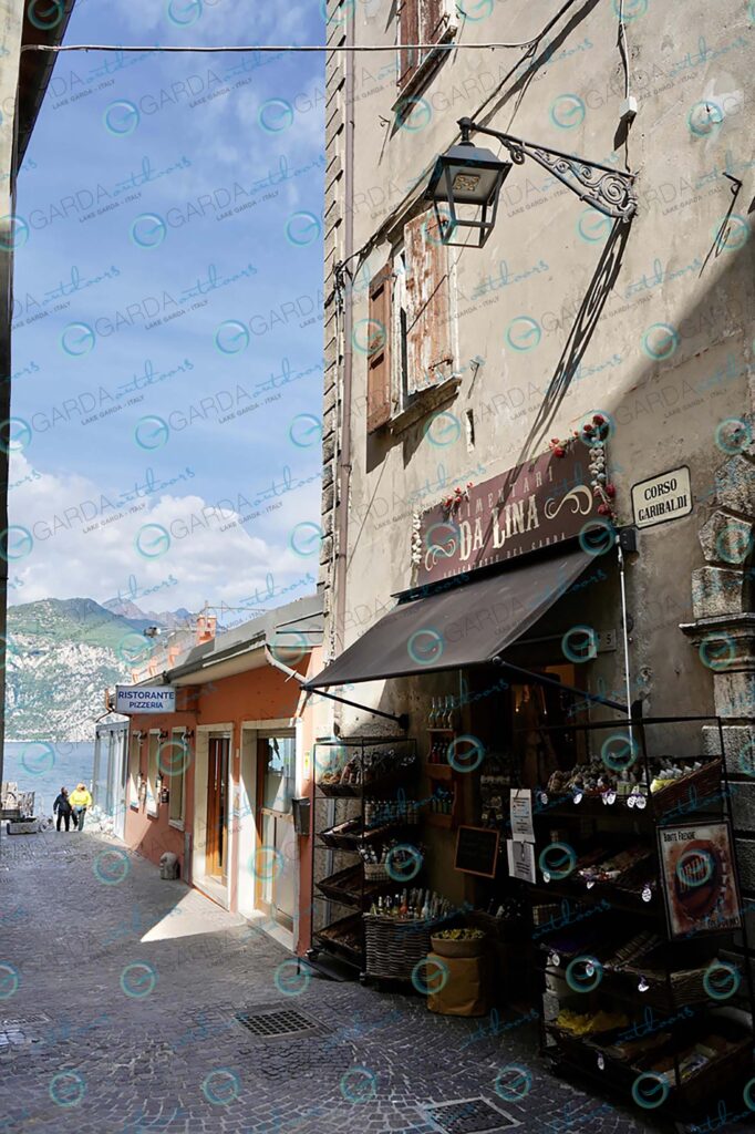 Malcesine – alley with shop