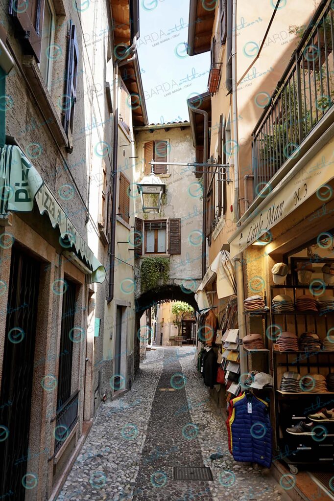 Malcesine – alley with shops
