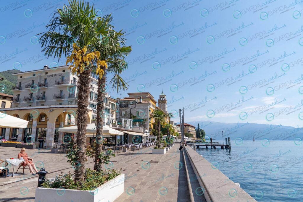 Gardone Riviera – lakefront with palms